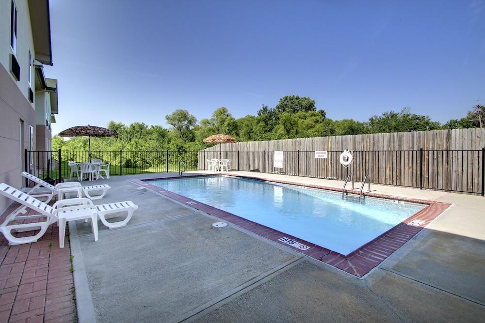 Quality Inn Junction City Near Fort Riley Екстер'єр фото